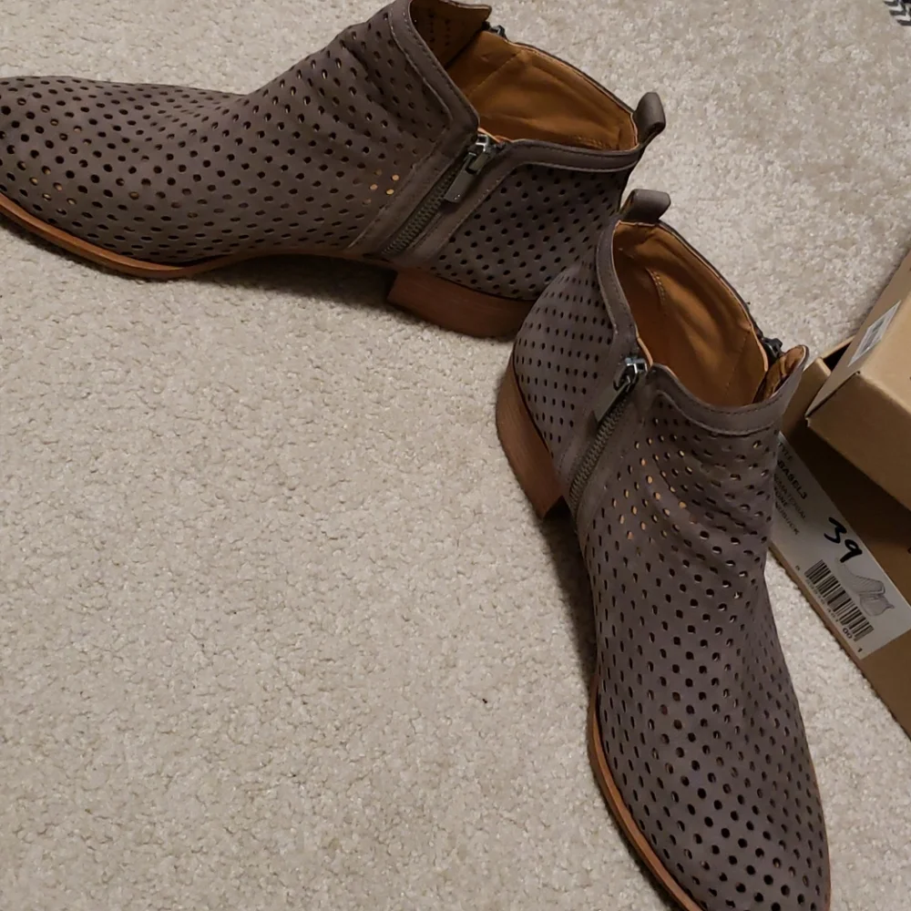 Lucky brand 9.5 perforated taupe booties Barcelona